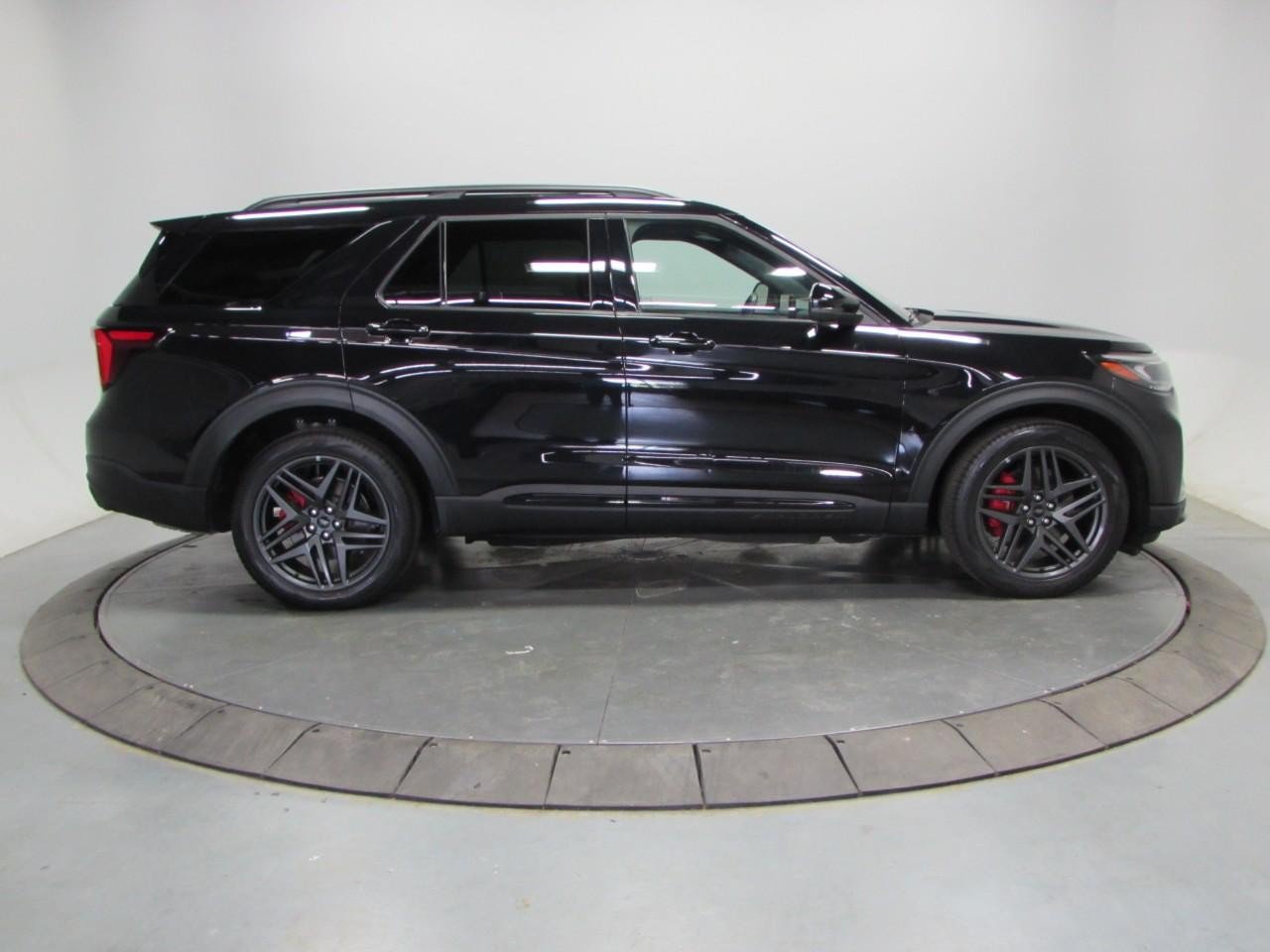 Certified 2025 Ford Explorer ST AWD/4WD image 8