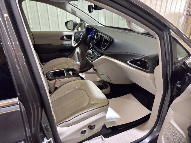 Used 2019 Chrysler Pacifica Limited image 35