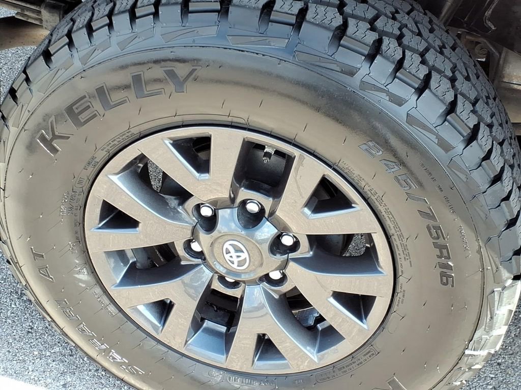 Used 2020 Toyota Tacoma SR5 w/ Technology Package AWD/4WD image 9