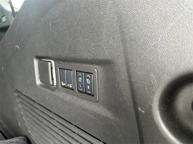 Used 2024 GMC Yukon XL Denali w/ Advanced Technology Package image 47