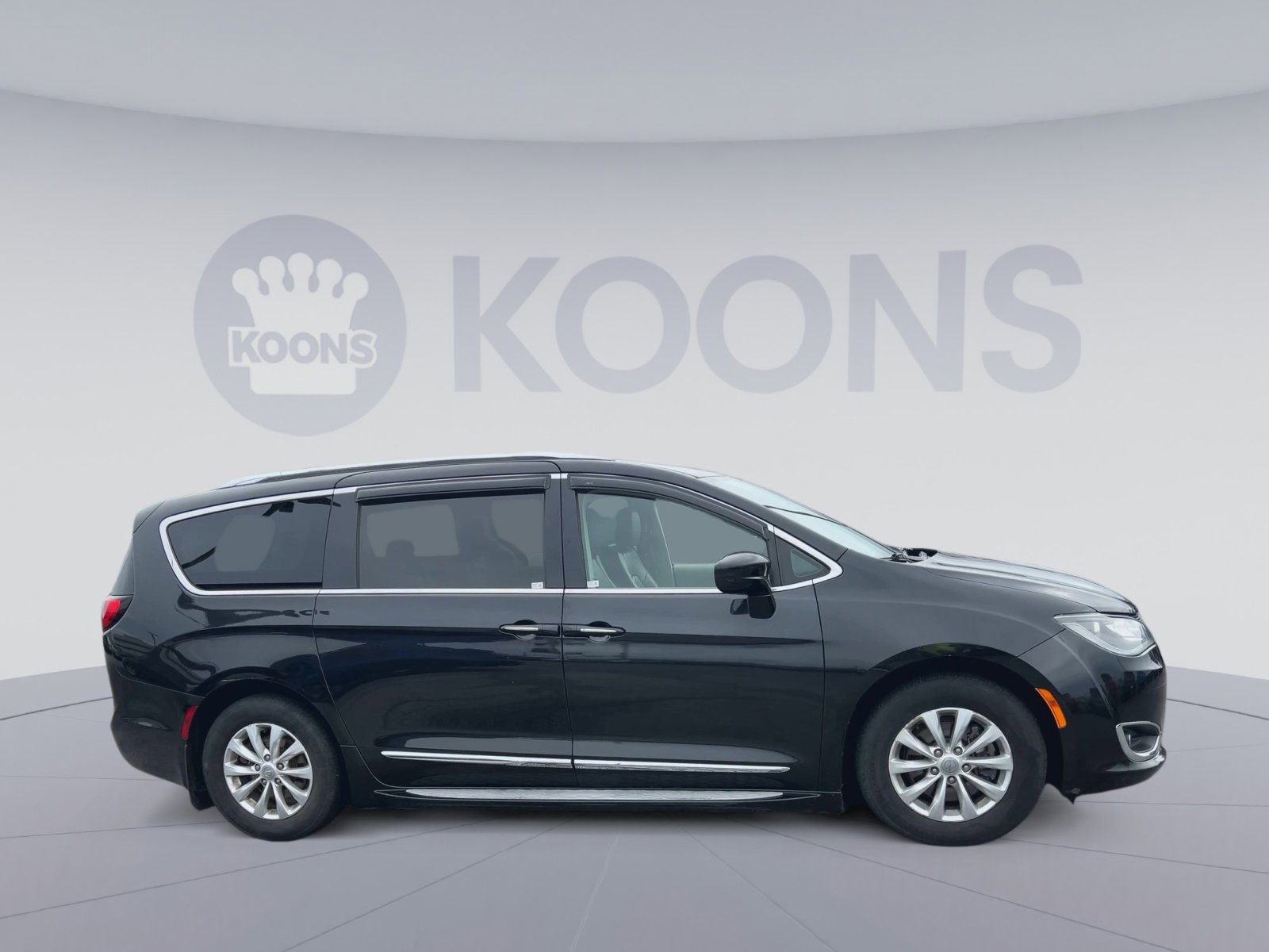 Used 2018 Chrysler Pacifica Touring-L FWD image 2