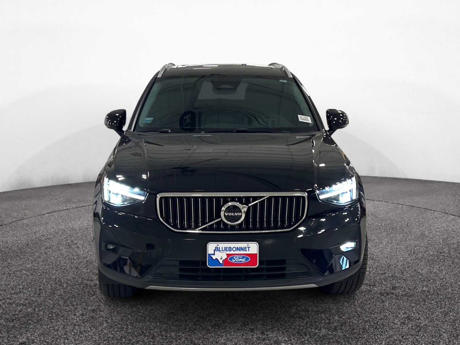 Used 2023 Volvo XC40 B5 Ultimate w/ Protection Package Premier AWD/4WD image 2