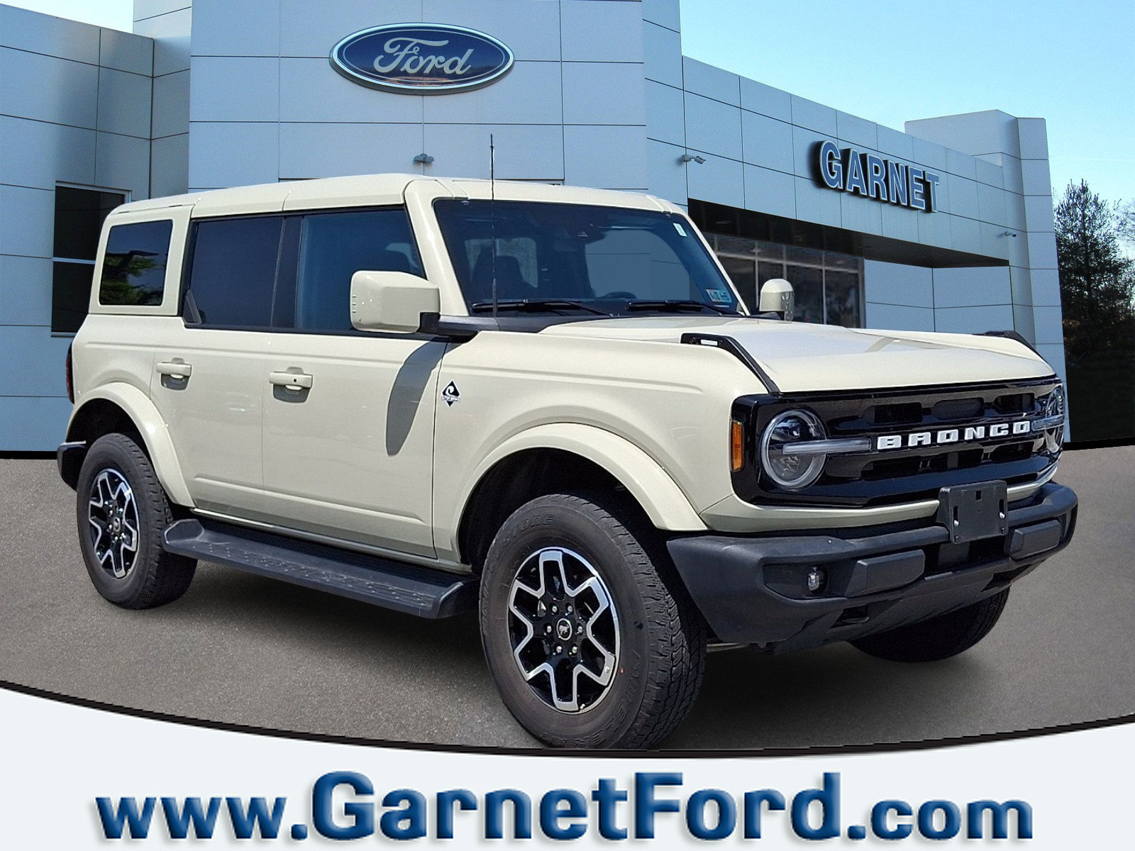 Certified 2025 Ford Bronco Outer Banks AWD/4WD image 1