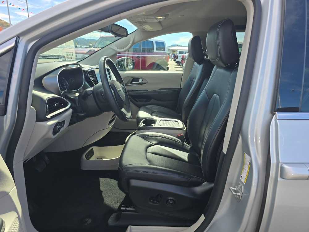 Used 2024 Chrysler Pacifica Touring-L FWD image 9
