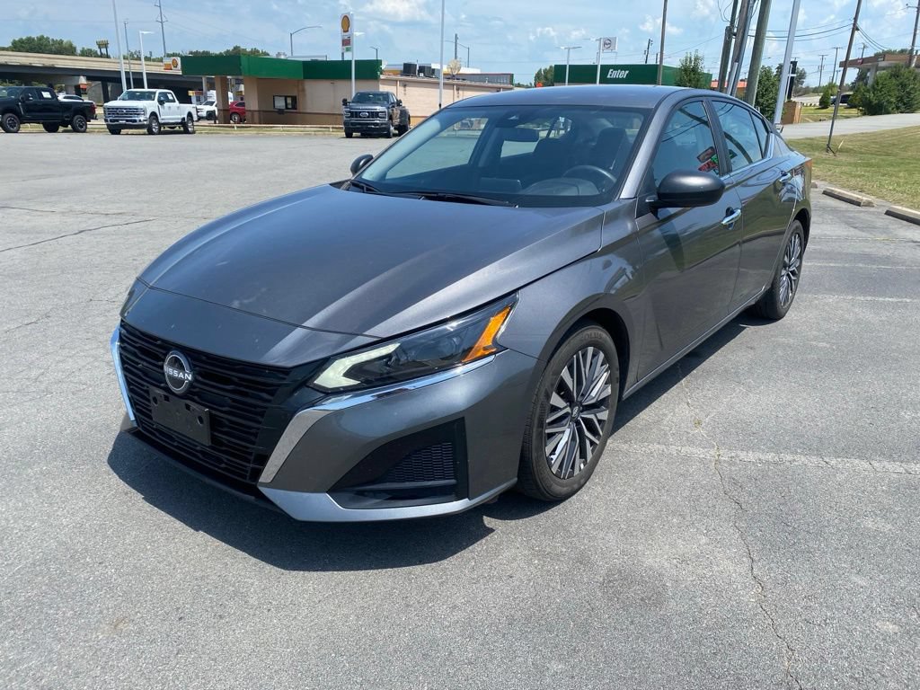 Used 2025 Nissan Altima 2.5 SV FWD image 3