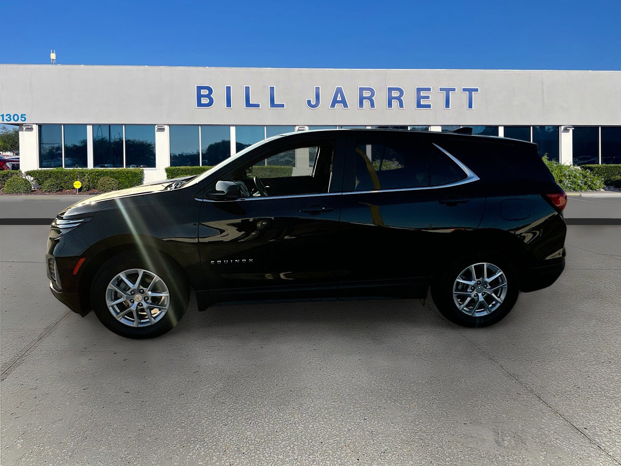 Used 2023 Chevrolet Equinox LT image 2