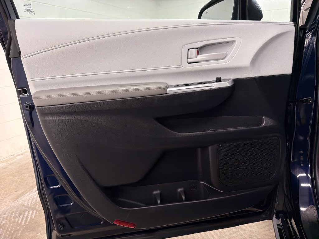 Used 2025 Toyota Sienna LE FWD image 16