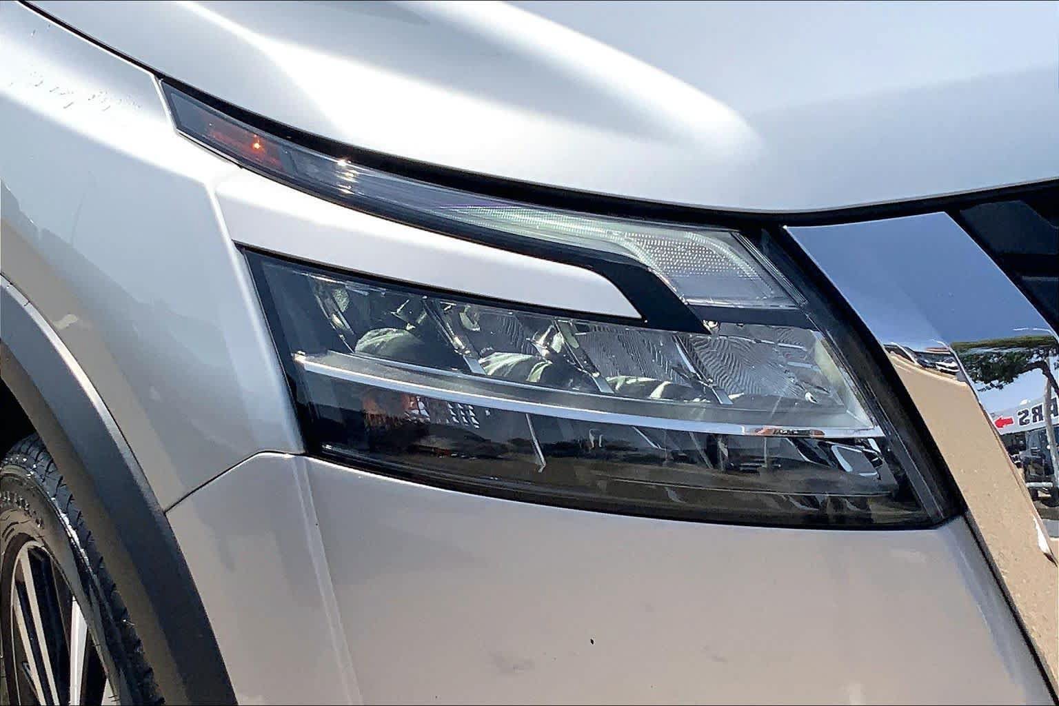 Used 2024 Nissan Pathfinder Platinum FWD image 27