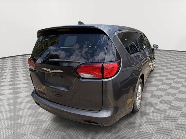 Used 2023 Chrysler Voyager LX FWD image 4
