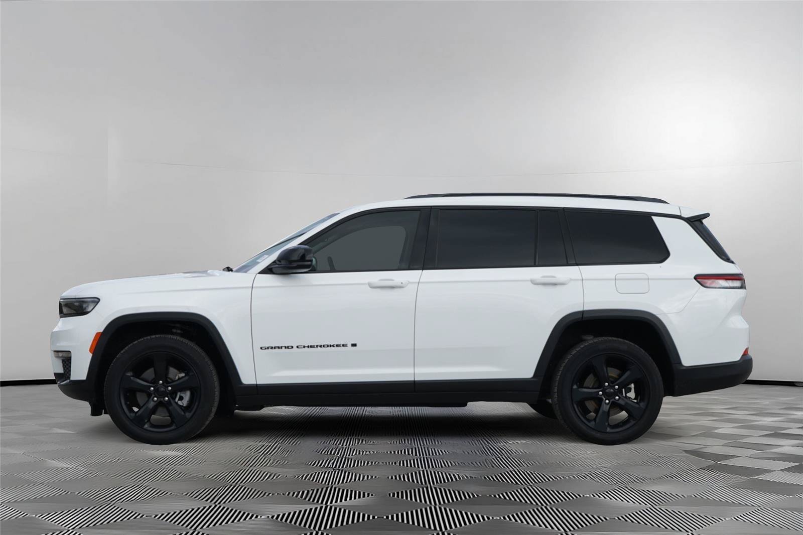 Used 2023 Jeep Grand Cherokee L Limited w/ Black Appearance Package RWD image 7