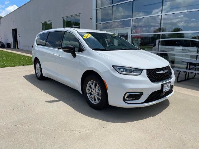 Used 2024 Chrysler Pacifica Touring-L FWD image 1