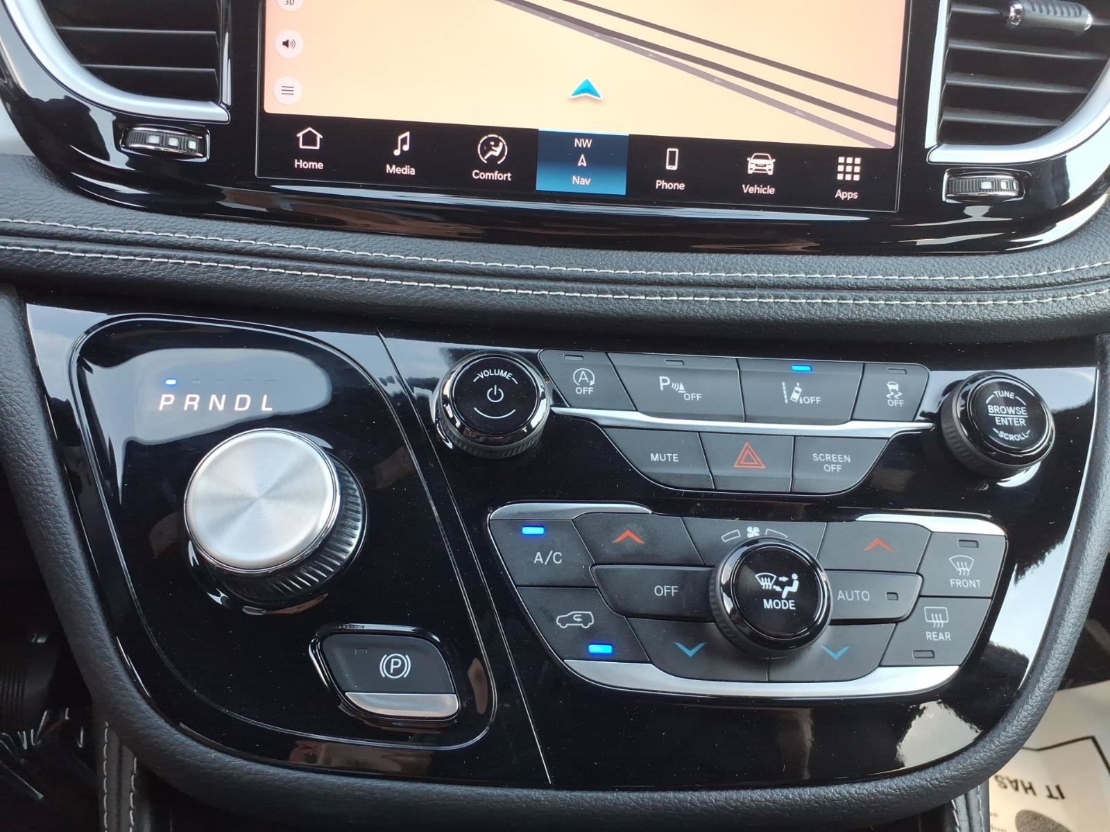 Used 2025 Chrysler Pacifica Limited FWD image 21