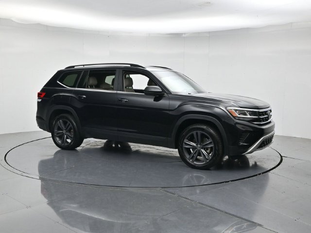 Used 2023 Volkswagen Atlas SE w/ Panoramic Sunroof Package FWD image 3
