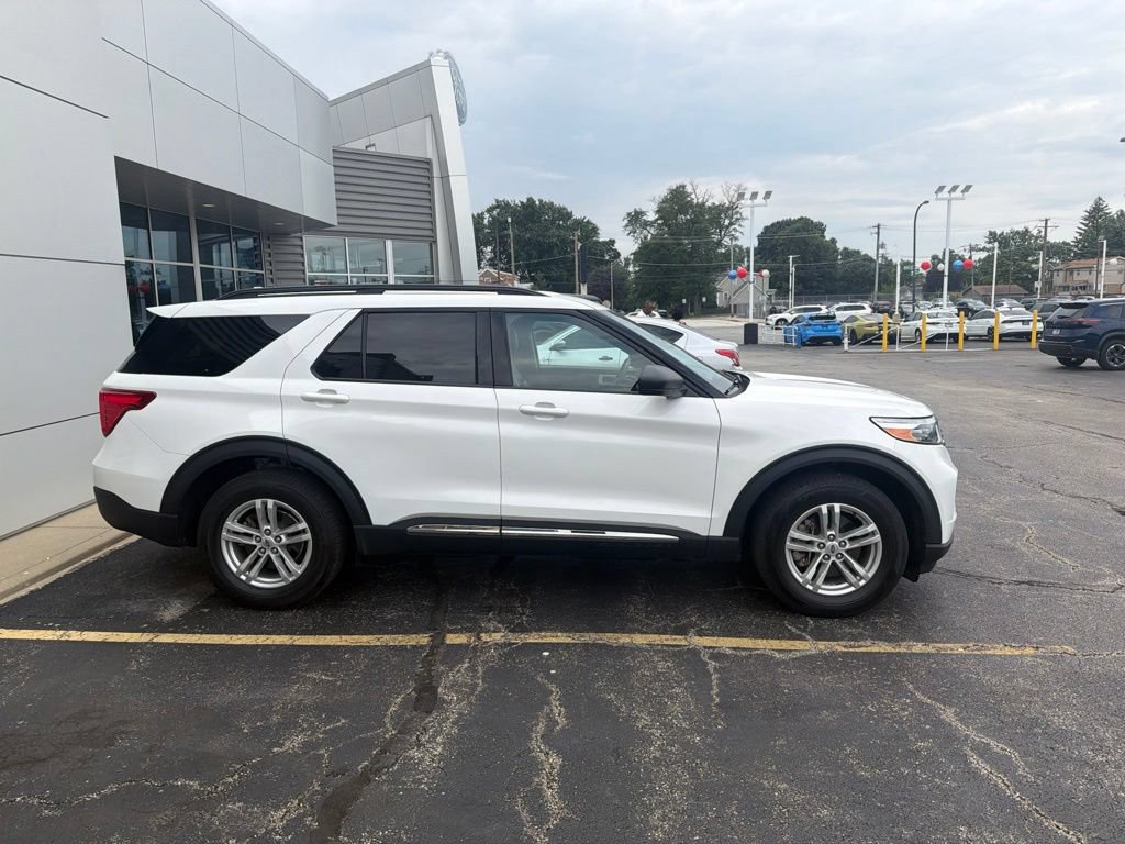 Certified 2023 Ford Explorer XLT w/ Equipment Group 202A AWD/4WD image 3