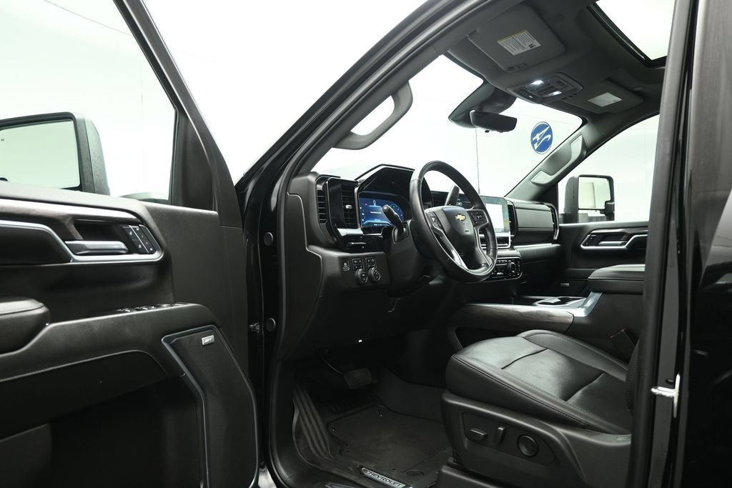Used 2024 Chevrolet Silverado 2500 LTZ w/ LTZ Convenience Package AWD/4WD image 9