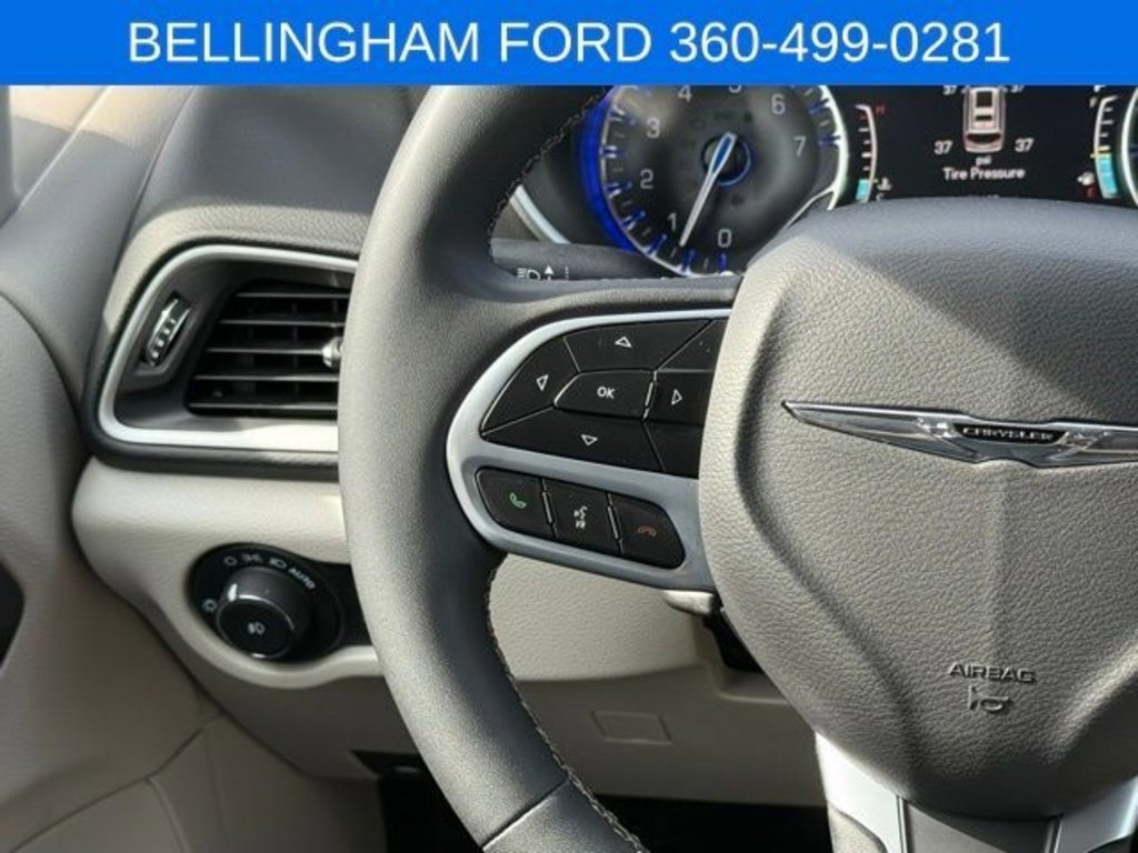 Used 2024 Chrysler Pacifica Touring-L image 25