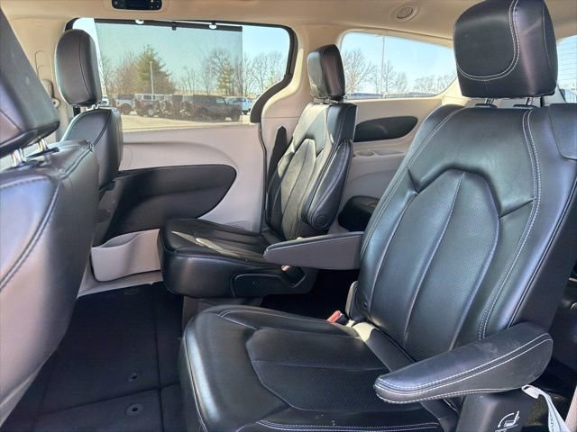 Used 2023 Chrysler Pacifica Touring-L image 16