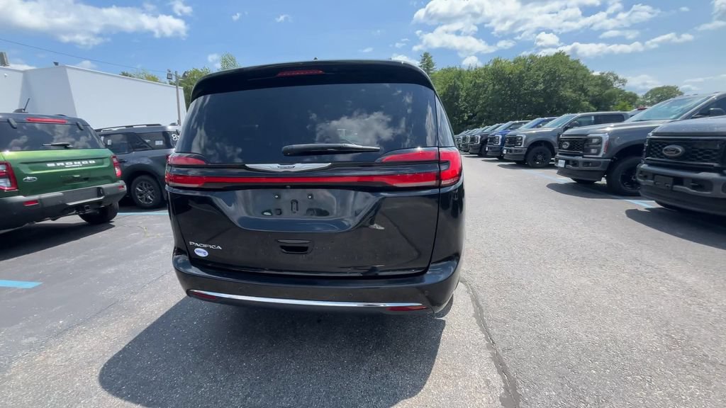 Used 2023 Chrysler Pacifica Touring-L FWD image 17