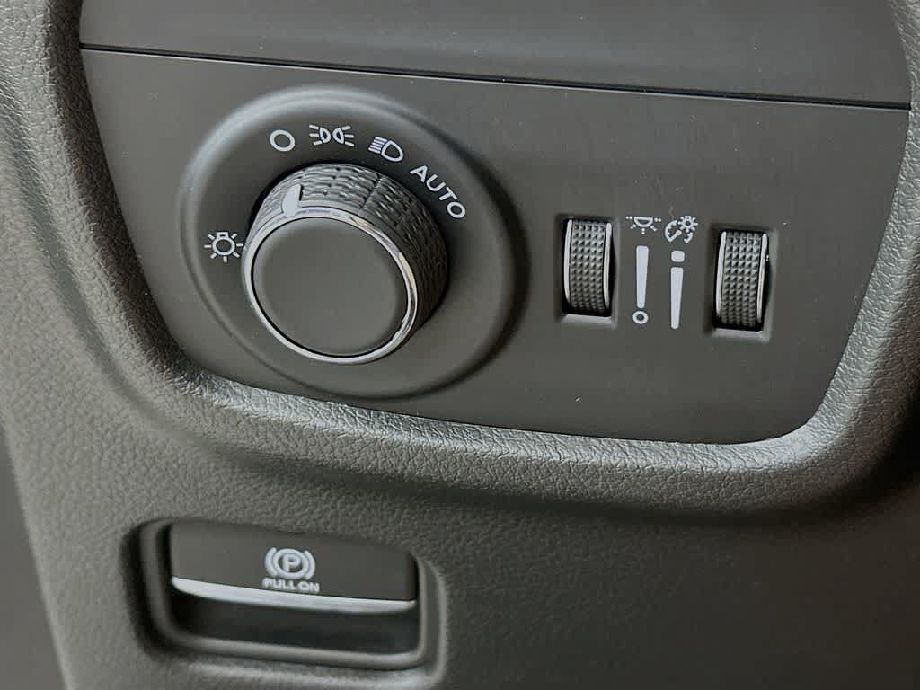 Used 2025 Jeep Grand Cherokee Altitude AWD/4WD image 27