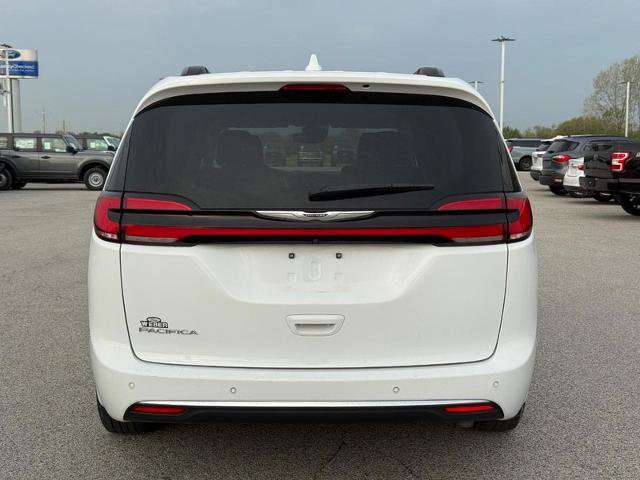 Used 2022 Chrysler Pacifica Touring-L FWD image 4