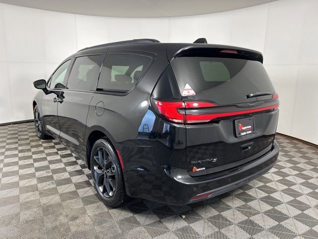 Used 2025 Chrysler Pacifica Limited FWD image 4