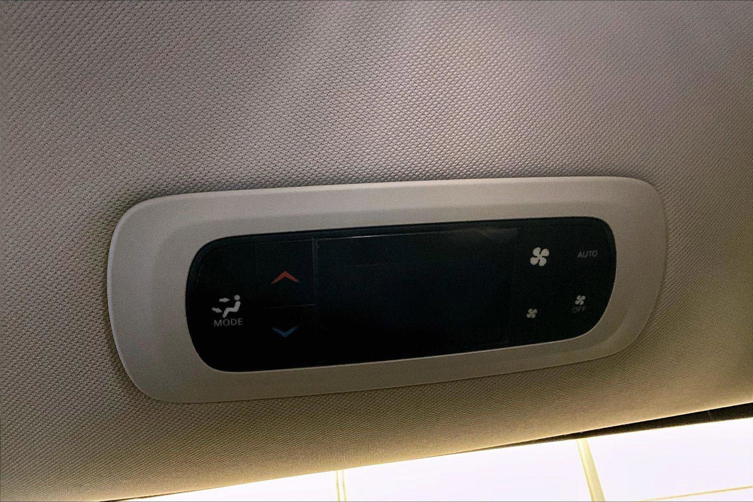 Used 2023 Chrysler Pacifica Touring-L image 33