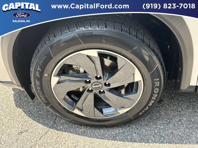 Used 2025 Nissan Rogue SV FWD image 13