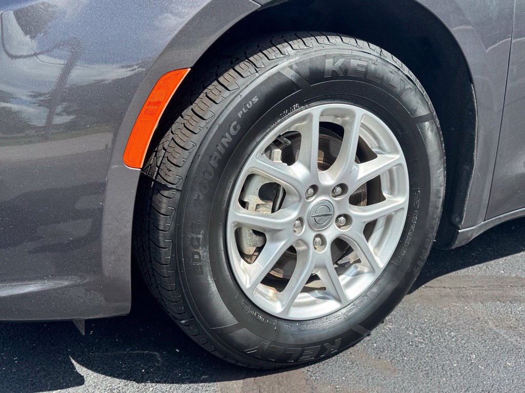 Used 2023 Chrysler Pacifica Touring-L FWD image 30