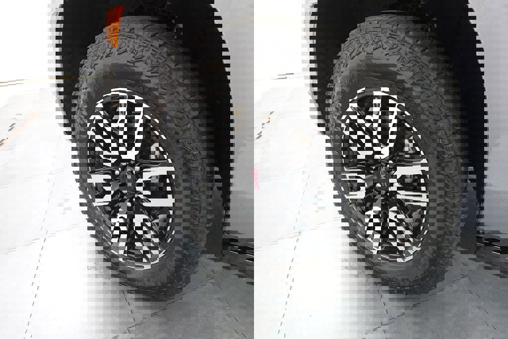 Used 2024 GMC Yukon AT4 w/ Technology Package image 31