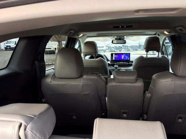 Used 2025 Toyota Sienna XLE image 11
