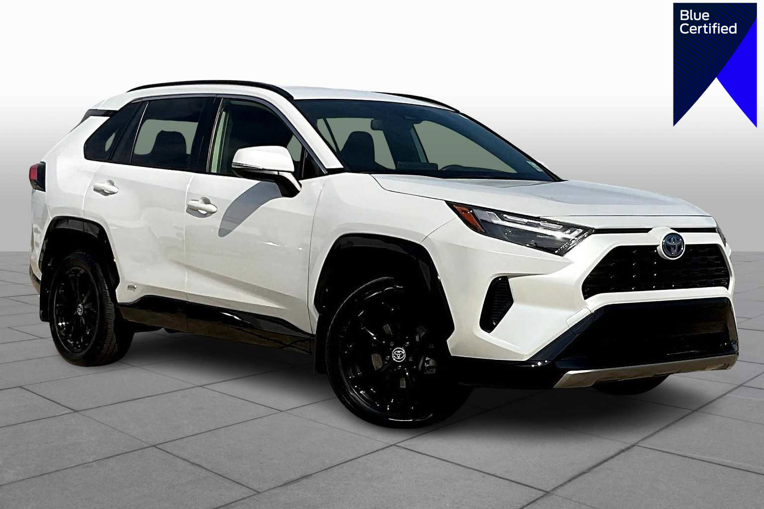 Used 2024 Toyota RAV4 SE image 1