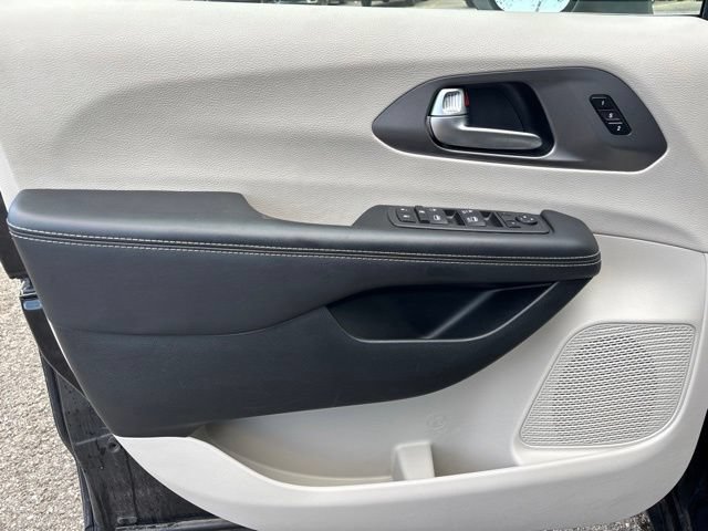 Used 2023 Chrysler Pacifica Touring-L FWD image 14