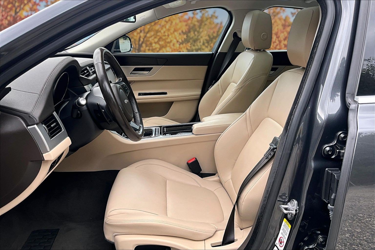 Used 2017 Jaguar XF Premium AWD/4WD image 27