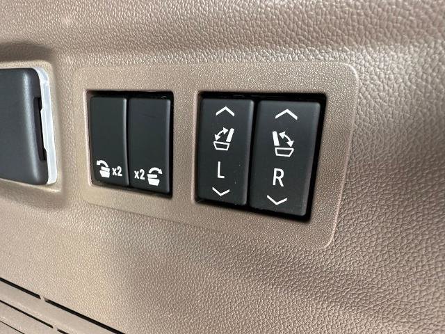 Used 2024 GMC Yukon Denali w/ Advanced Technology Package AWD/4WD image 23