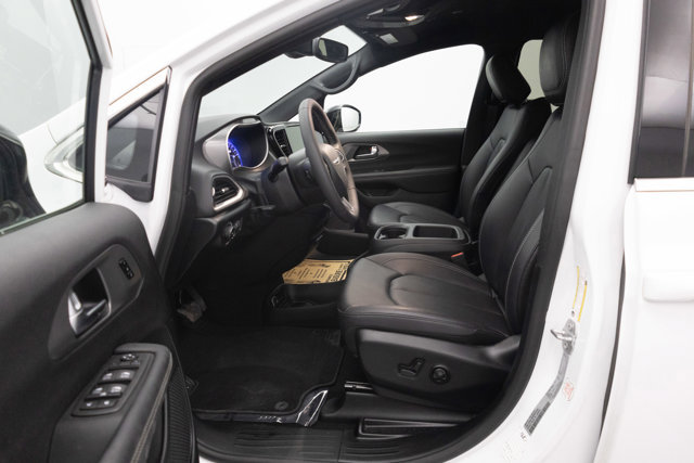 Used 2025 Chrysler Pacifica Select FWD image 22