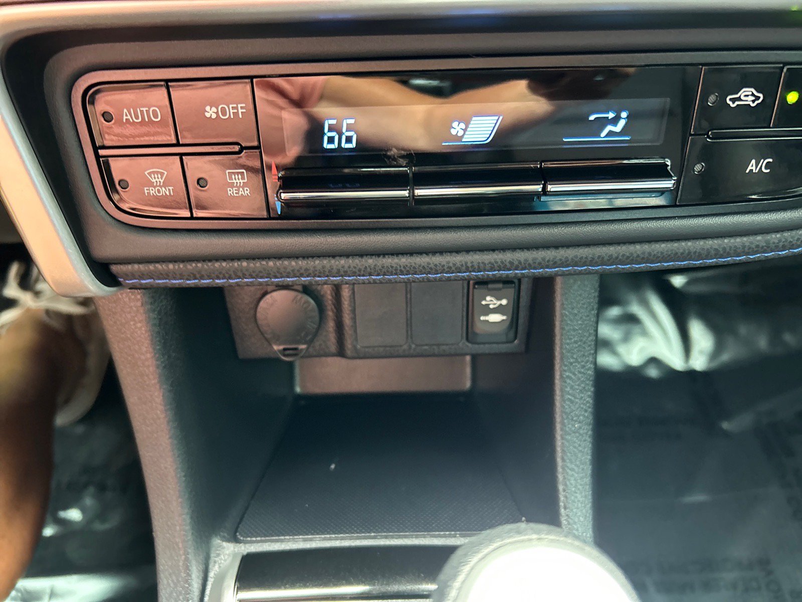 Used 2017 Toyota Corolla SE w/ Carpet Mat Package (TMS) FWD image 26