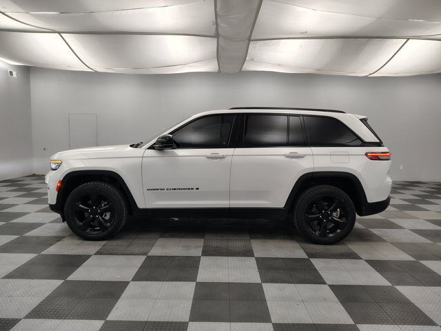 Used 2024 Jeep Grand Cherokee Limited w/ Black Appearance Package AWD/4WD image 9
