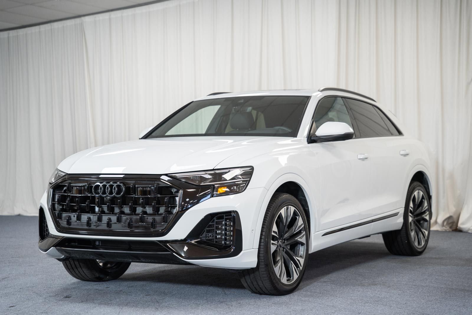 Used 2025 Audi Q8 Premium Plus AWD/4WD image 3