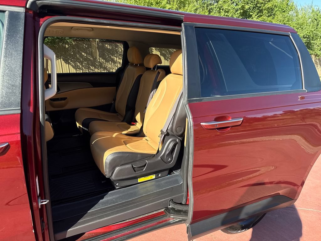 Used 2024 Kia Carnival LX FWD image 19