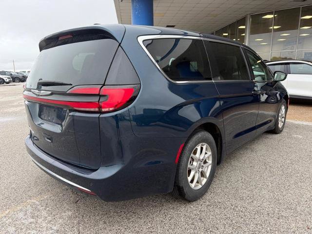 Used 2024 Chrysler Pacifica Touring-L FWD image 4