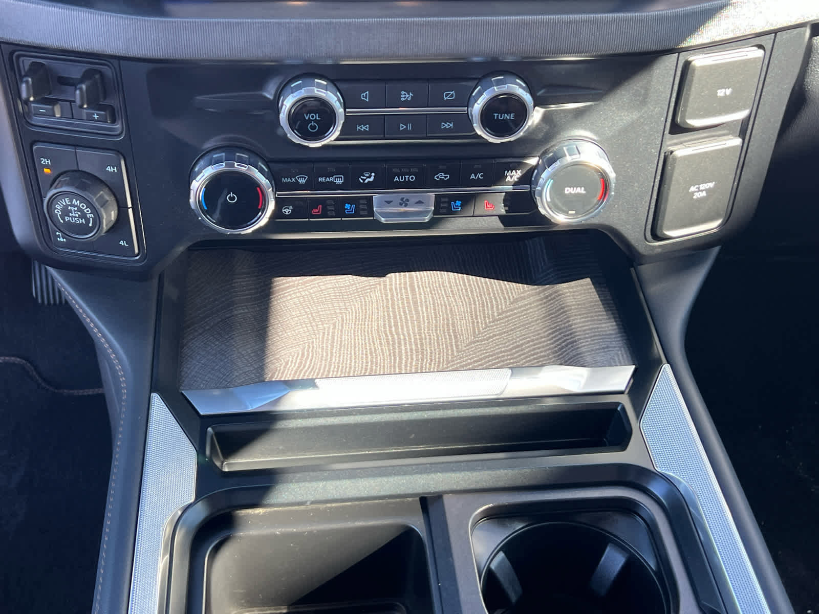 Certified 2024 Ford F350 Platinum w/ Tremor Off-Road Package image 33