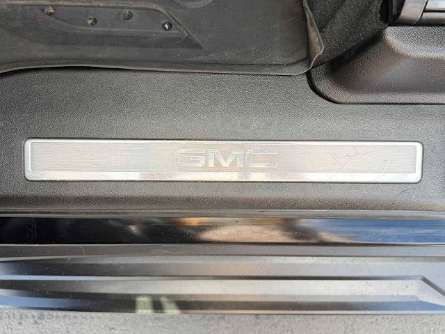 Used 2023 GMC Yukon XL SLT AWD/4WD image 11