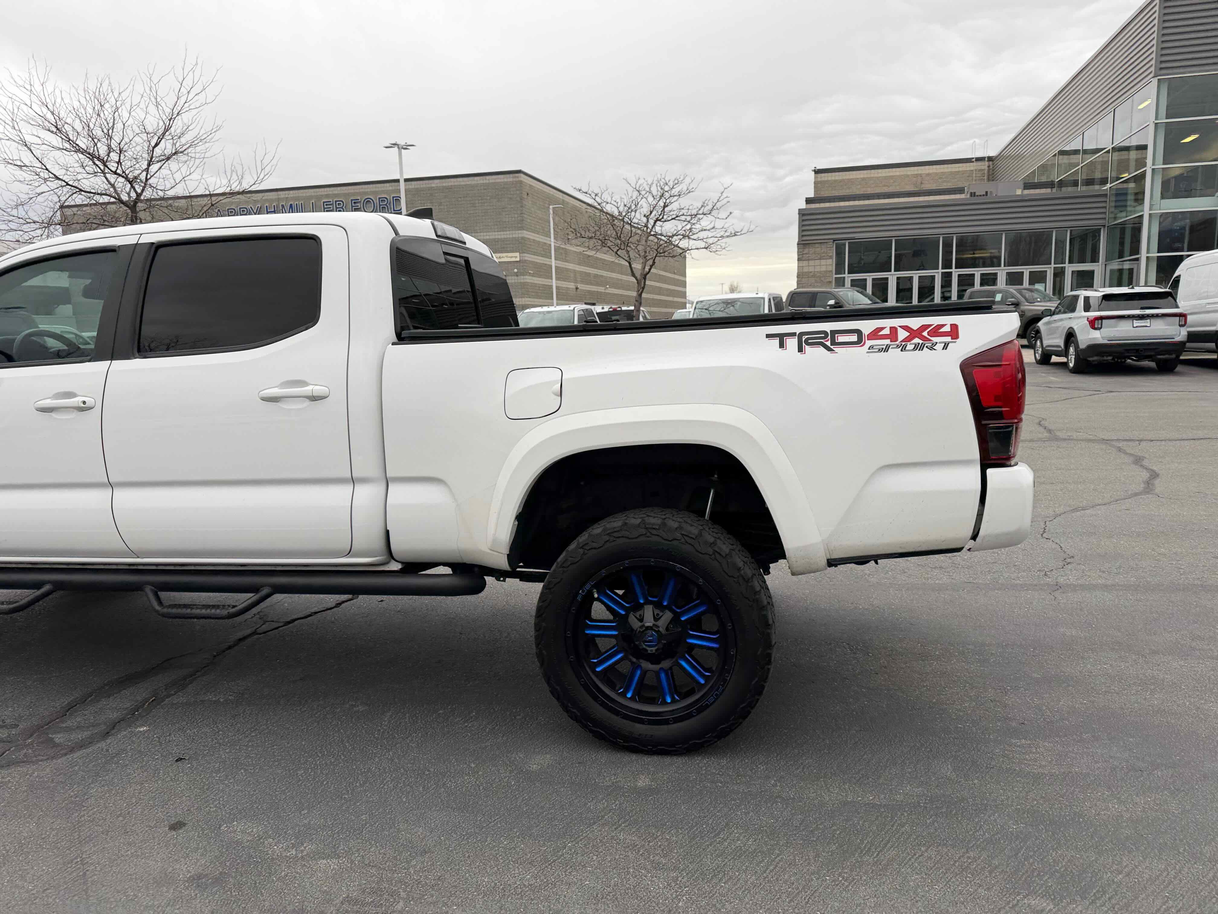 Used 2019 Toyota Tacoma TRD Sport image 4