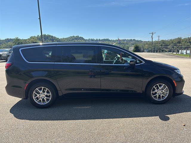 Used 2025 Chrysler Pacifica Select FWD image 5
