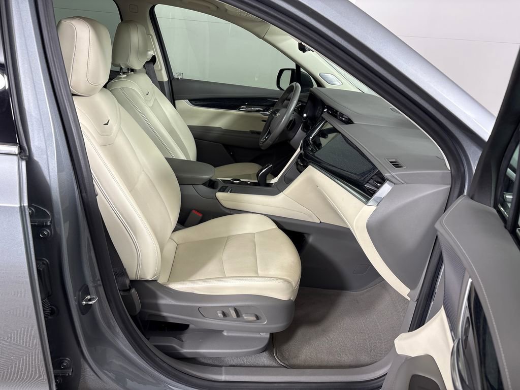 Used 2024 Cadillac XT6 Premium Luxury w/ Technology Package FWD image 6