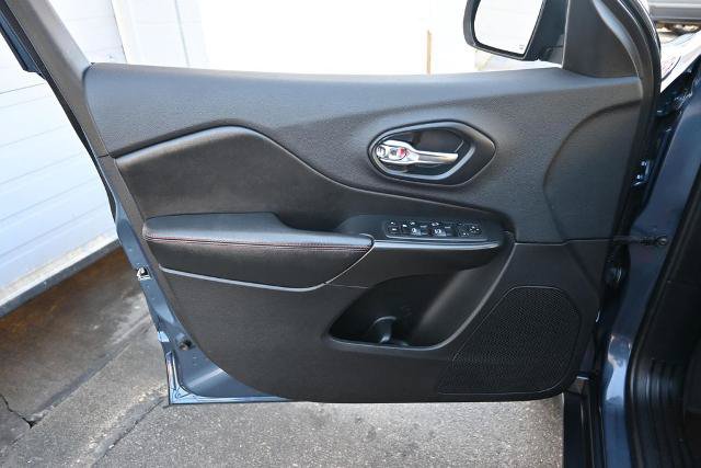 Used 2019 Jeep Cherokee Trailhawk w/ Comfort/Convenience Group AWD/4WD image 19