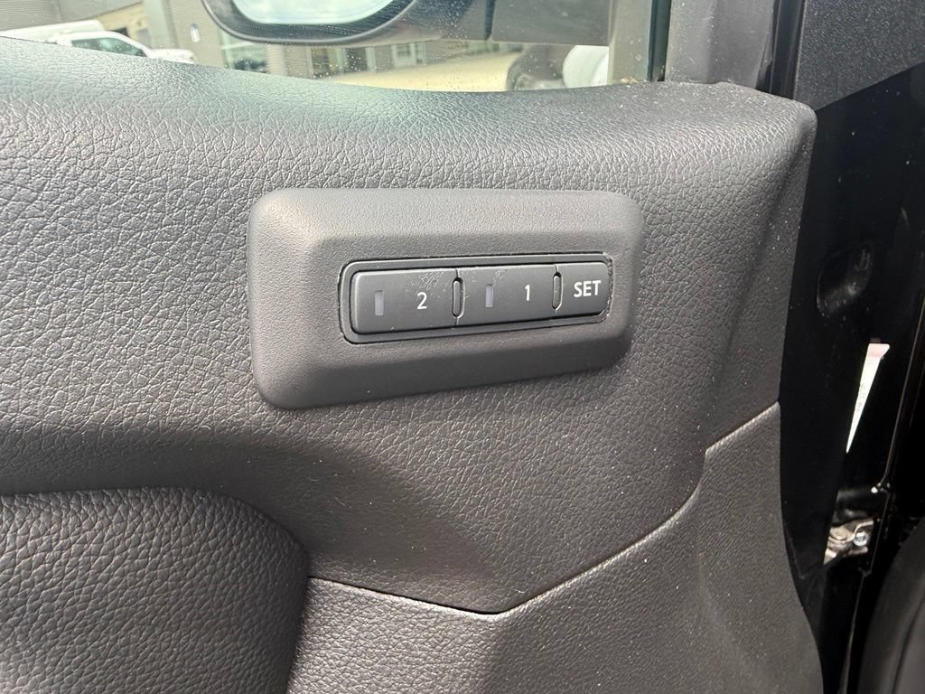 Used 2022 Nissan Titan PRO-4X w/ Pro-4x Convenience Package AWD/4WD image 17