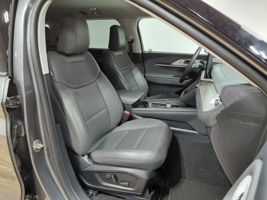 Certified 2025 Ford Explorer Active w/ Active Comfort Package AWD/4WD image 25