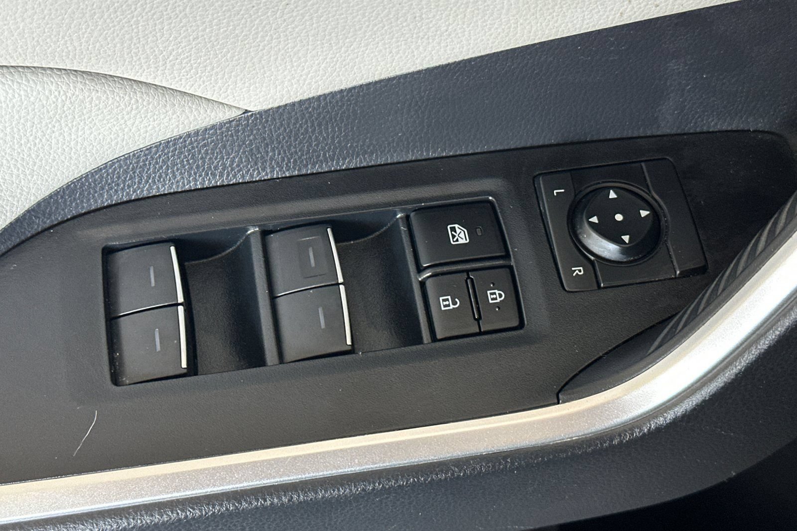 Used 2023 Toyota RAV4 XLE w/ Convenience Package AWD/4WD image 12