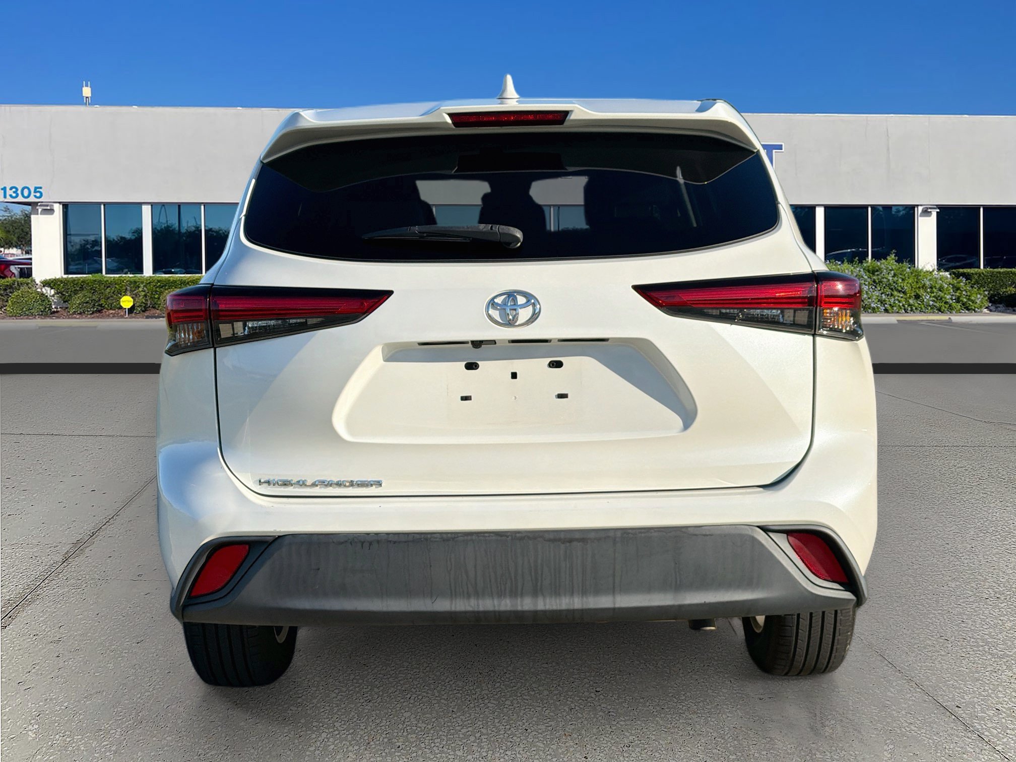 Used 2021 Toyota Highlander L FWD image 6